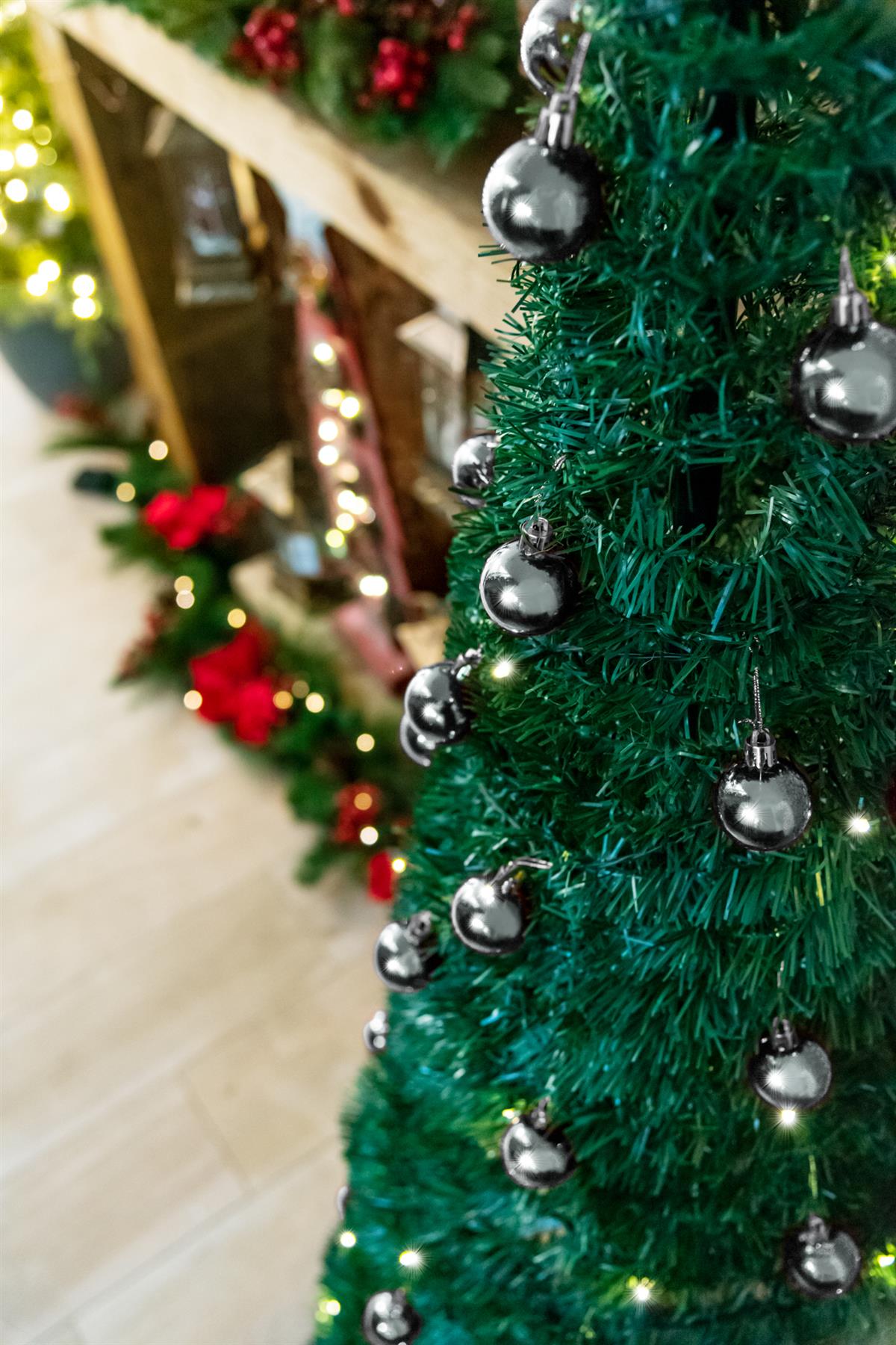 5ft Pre-lit Silver Baubles Tree