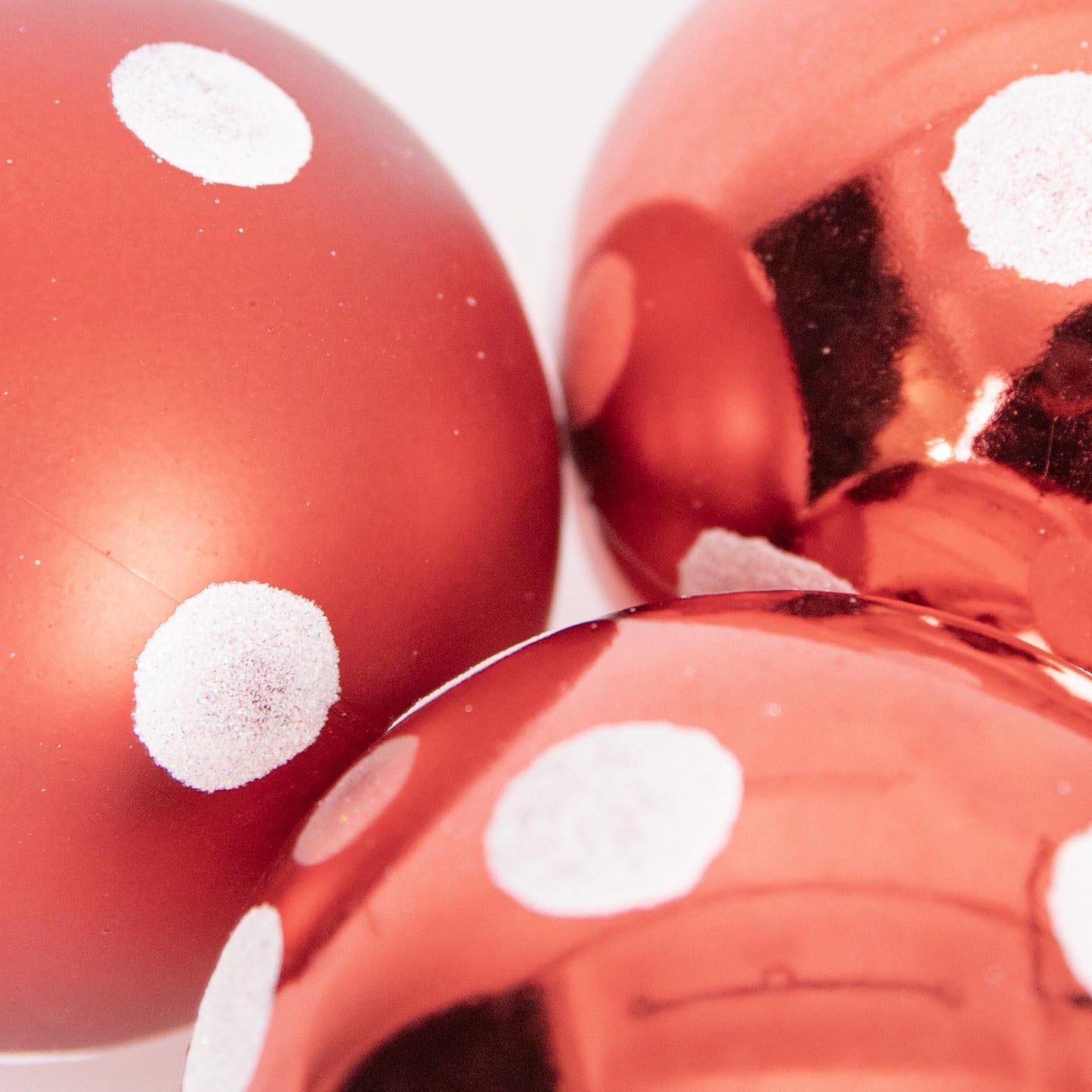 Red and White Baubles - 10cm, 6 Pieces Set, PVC