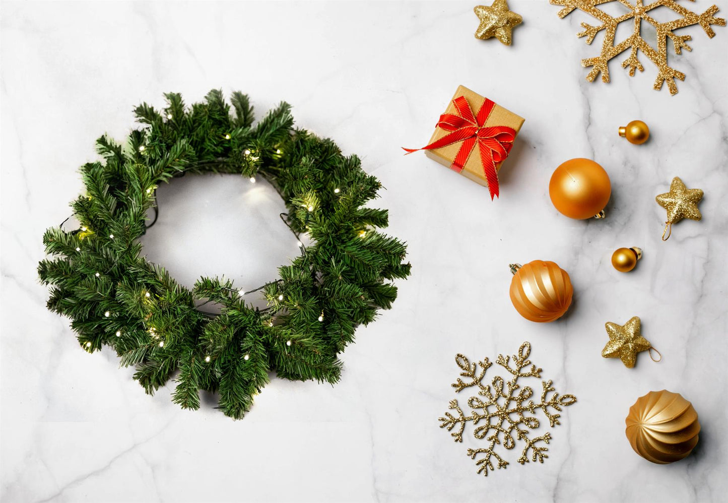 Pre-Lit Warm White LEDs Alaskan Pine Green Wreath - 55cm