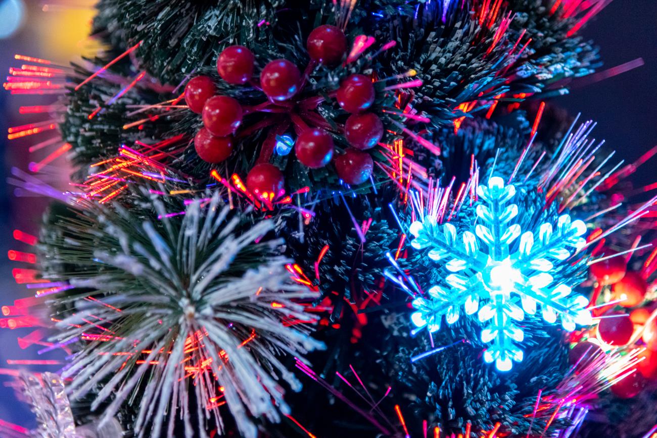 Snowflake & Berry Fibre Optic Christmas Tree - 6ft